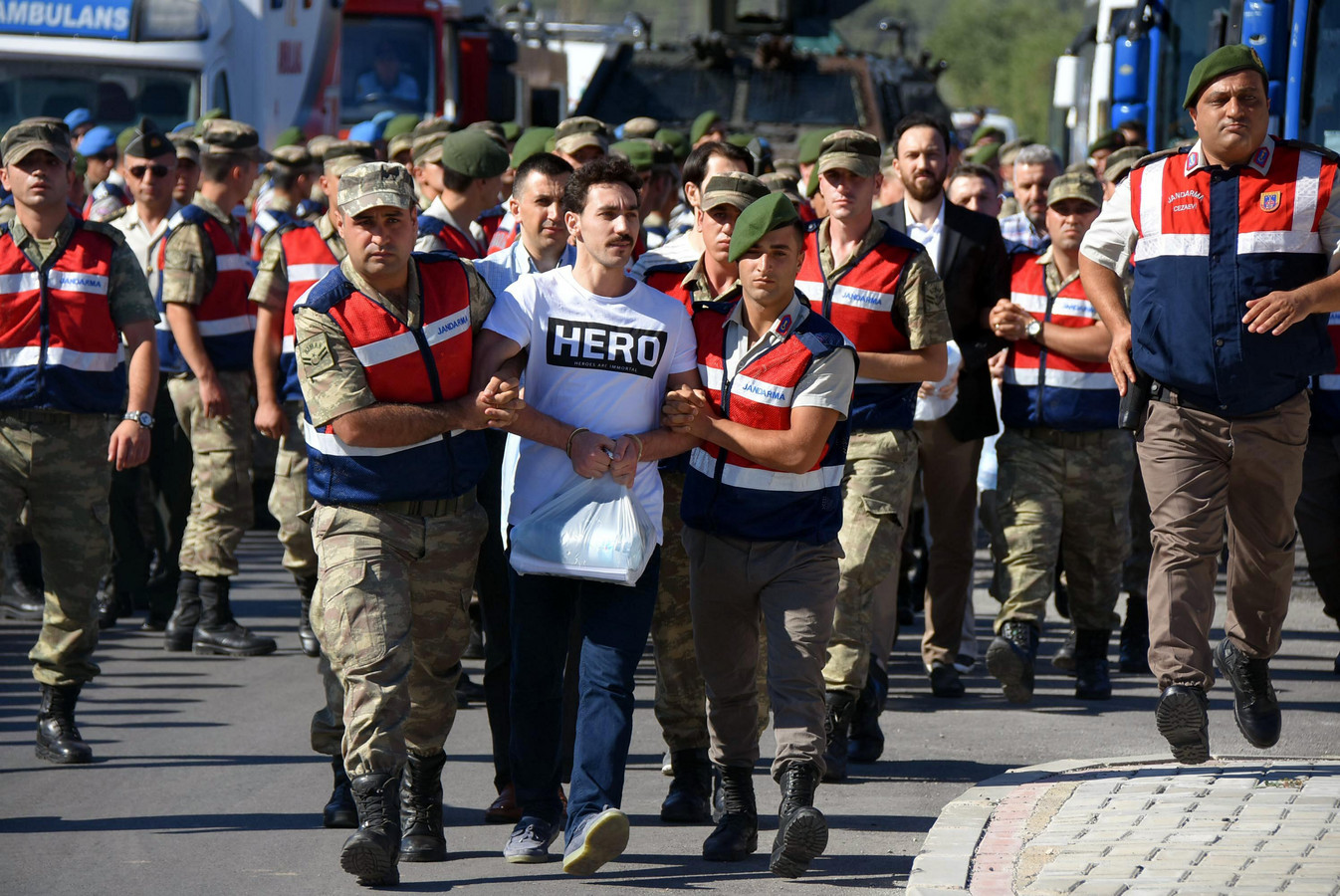 Τουρκία: «Παρελθόν» τα μπλουζάκια με την λέξη «ήρωας» με εντολή Ρ.Τ. Εντογάν διαφορετικά συλλαμβάνεται (φωτό, βίντεο)