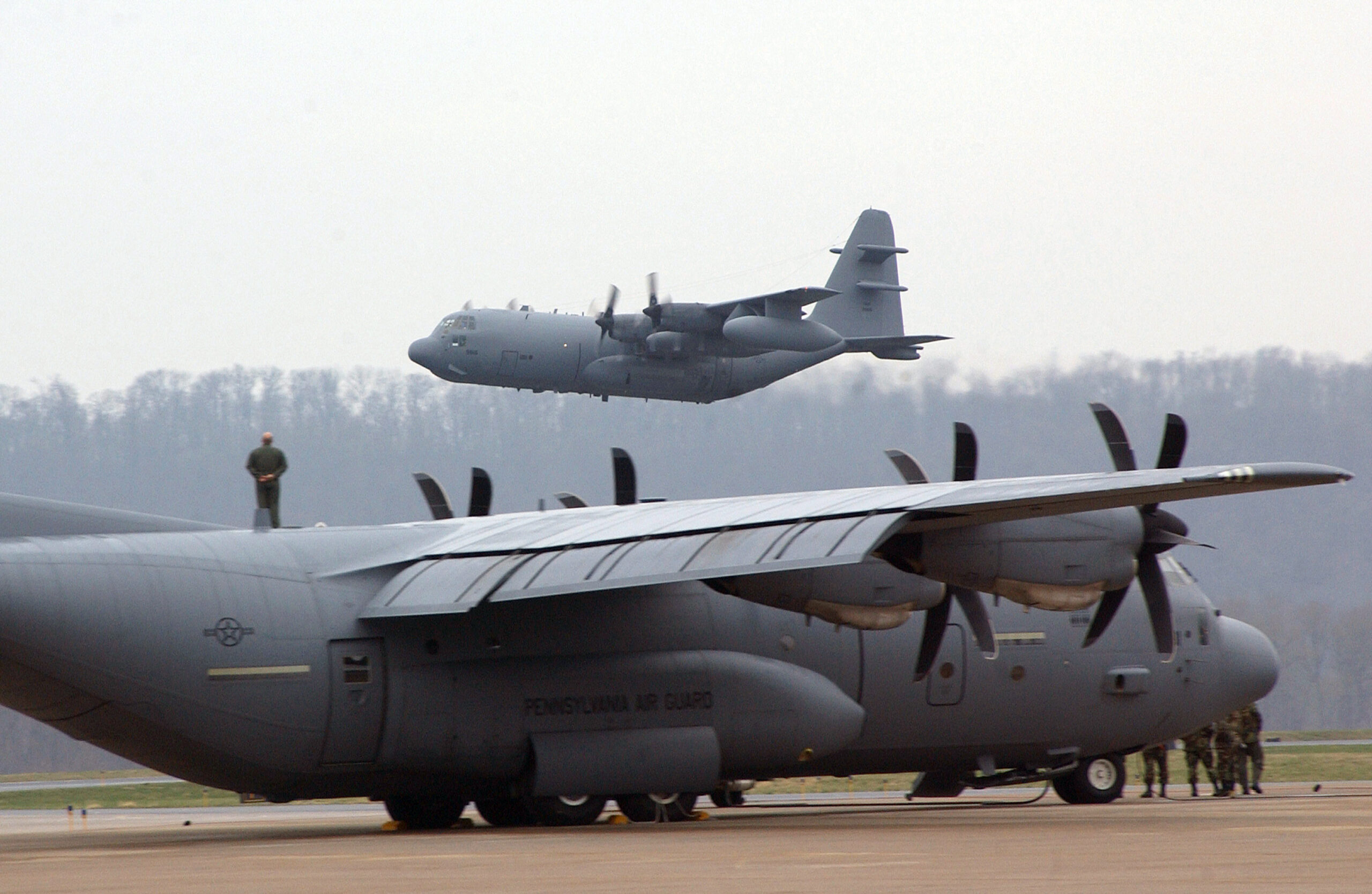 Βίντεο: Το εσωτερικό ενός EC-130J Commando Solo της USAF