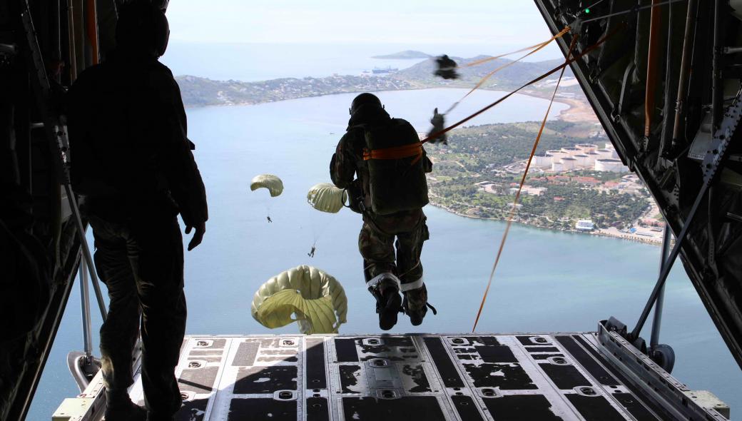 Τελετή για την απονομή πτυχίων στους αποφοιτήσαντες αλεξιπτωτιστές με… θέαμα που συναρπάζει (φωτό)