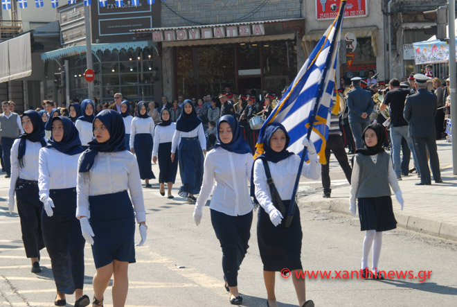 Ξάνθη: Μαθήτριες παρέλασαν μόνο με μαντίλες για πρώτη φορά! (φωτό)