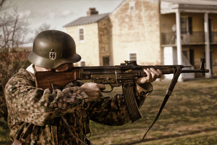 Δοκιμάζοντας το γερμανικό StG 44 Sturmgewehr του Β΄ΠΠ (βίντεο)