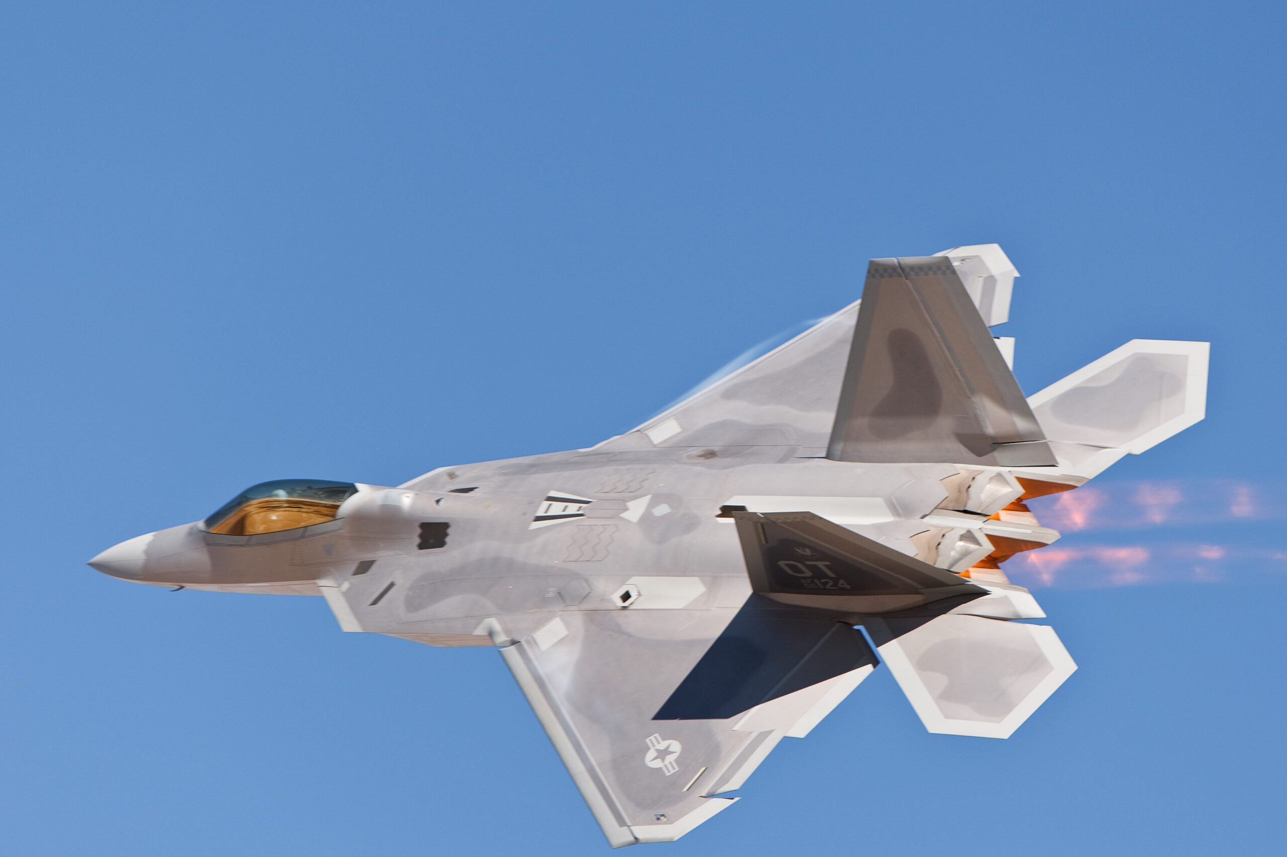 F-22 Raptor και «κάθετη» απογείωση! (βίντεο)