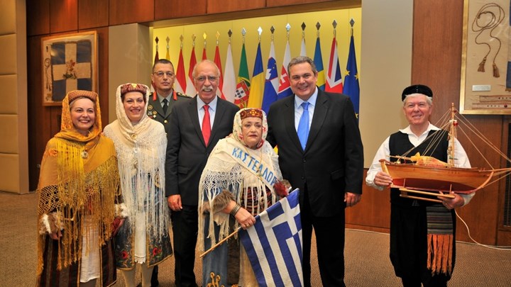 Χριστουγεννιάτικα κάλαντα από Κρήτη και Καστελόριζο στο ΥΠΕΘΑ: «Ο ελληνικός λαός είναι κοντά στις Ένοπλες Δυνάμεις»