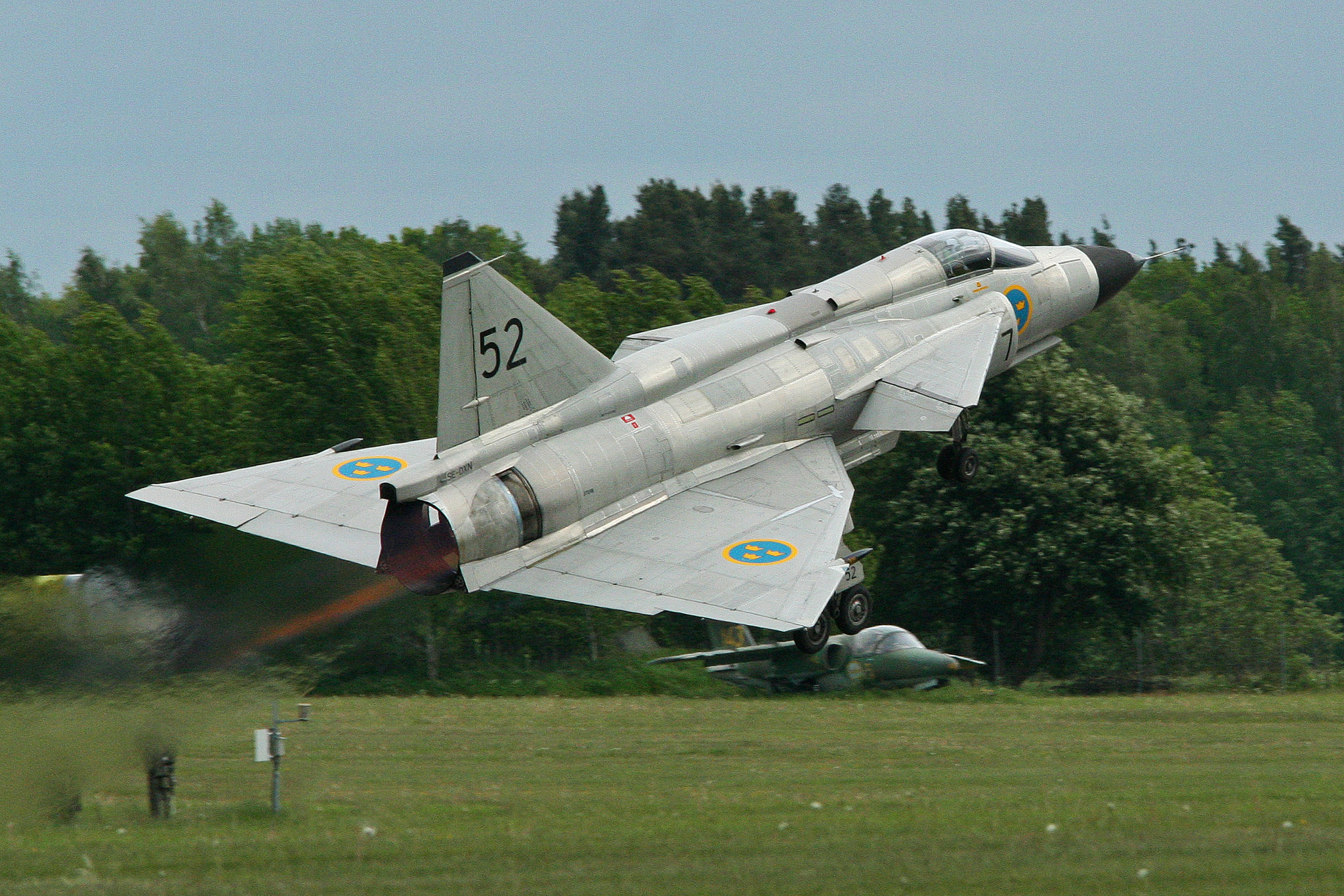 Όταν το SAAB Viggen προωθούσε τα αυτοκίνητα της SAAB (βίντεο)