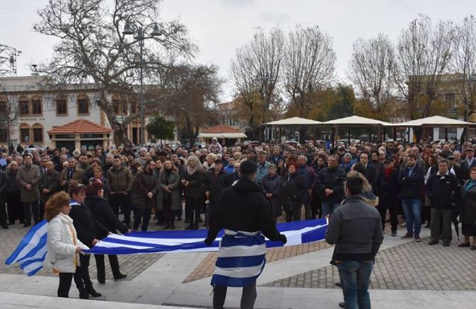 Και η Χίος με τον δικό της τρόπο στο συλλαλητήριο- Μαζεύτηκαν και βροντοφώναξαν στην πλατεία  (φωτό, βίντεο)