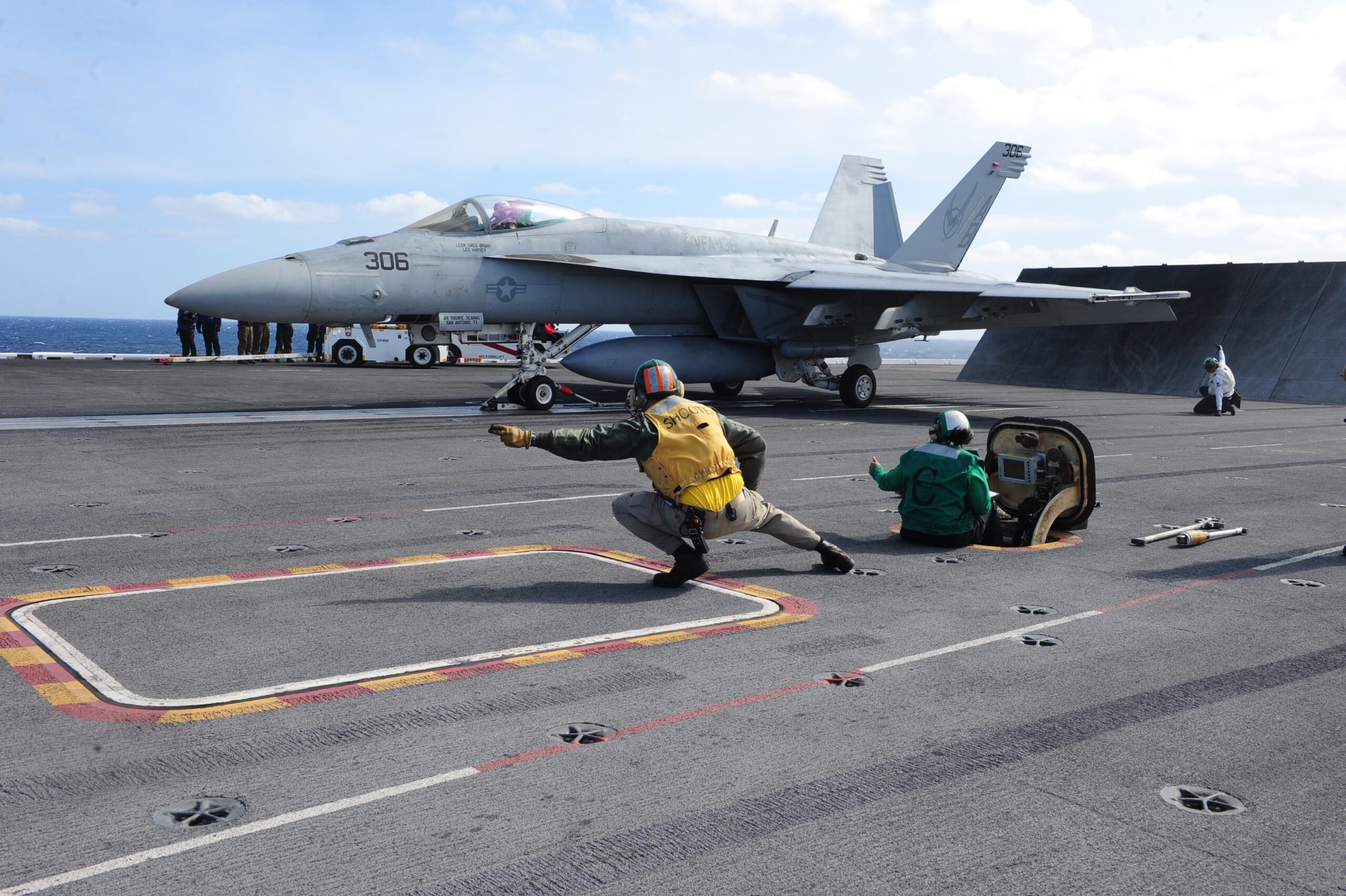 Το USS Theodore Roosevelt στον Κόλπο – Δείτε την απονήωση EA-18G μέσα από το πιλοτήριο