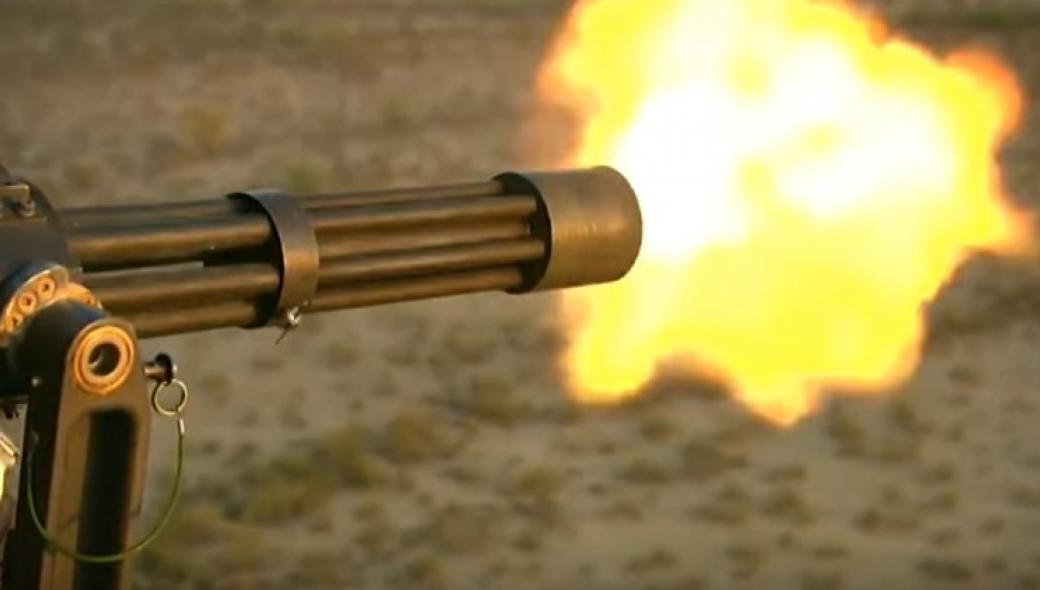 Πυροβολώντας με ένα M134 Minigun σε slow motion (βίντεο)