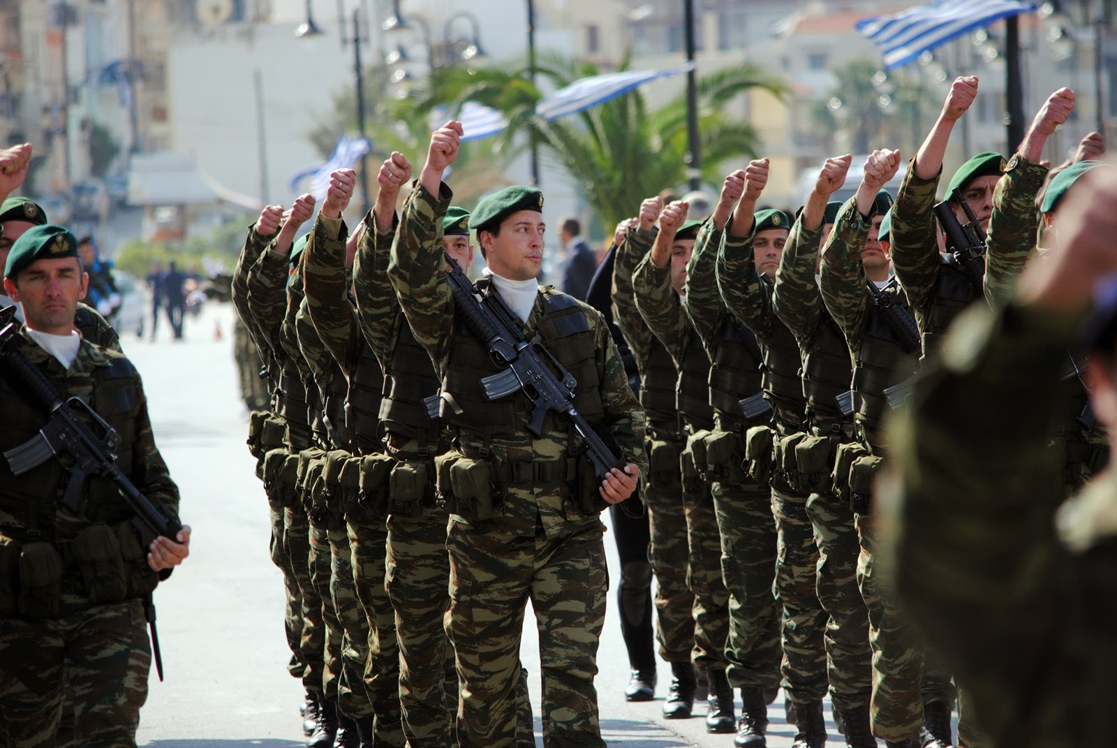 Παρέλαση στη Θεσσαλονίκη: Συνθήματα των ΛΟΚ και των ΟΥΚ με «αποδέκτη» τη Τουρκία (βίντεο)