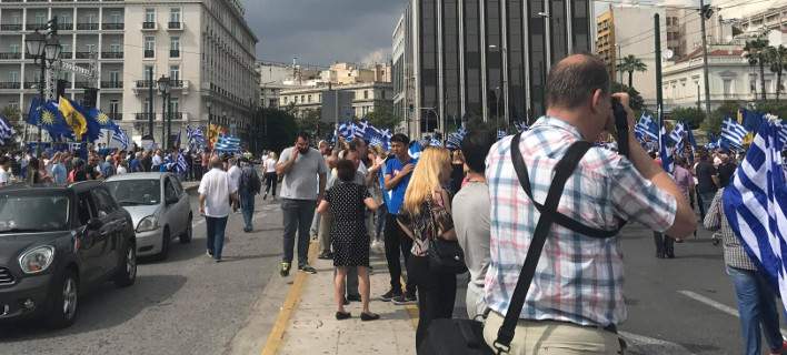 Σε εξέλιξη η συγκέντρωση διαμαρτυρίας στο Σύνταγμα για την εκχώρηση της Μακεδονίας