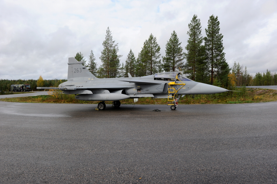 Βίντεο: Δείτε πόσο εύκολα το Gripen προσγειώνεται και απογειώνεται από ένα απλό δρόμο