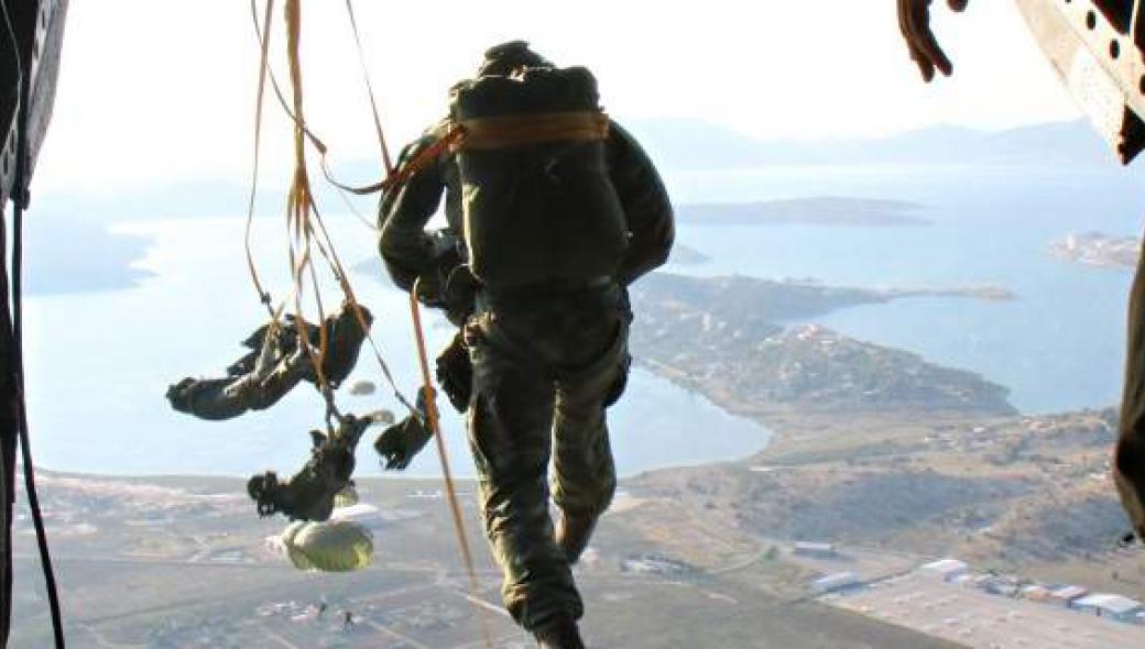 Δείτε τα άλματα αλεξιπτωτιστών από Σινούκ στα 1.200 πόδια (φώτο)