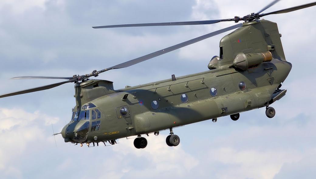 Ειδικές Δυνάμεις «μπουκάρουν» σε Chinook μαζί με το φουσκωτό (βίντεο)