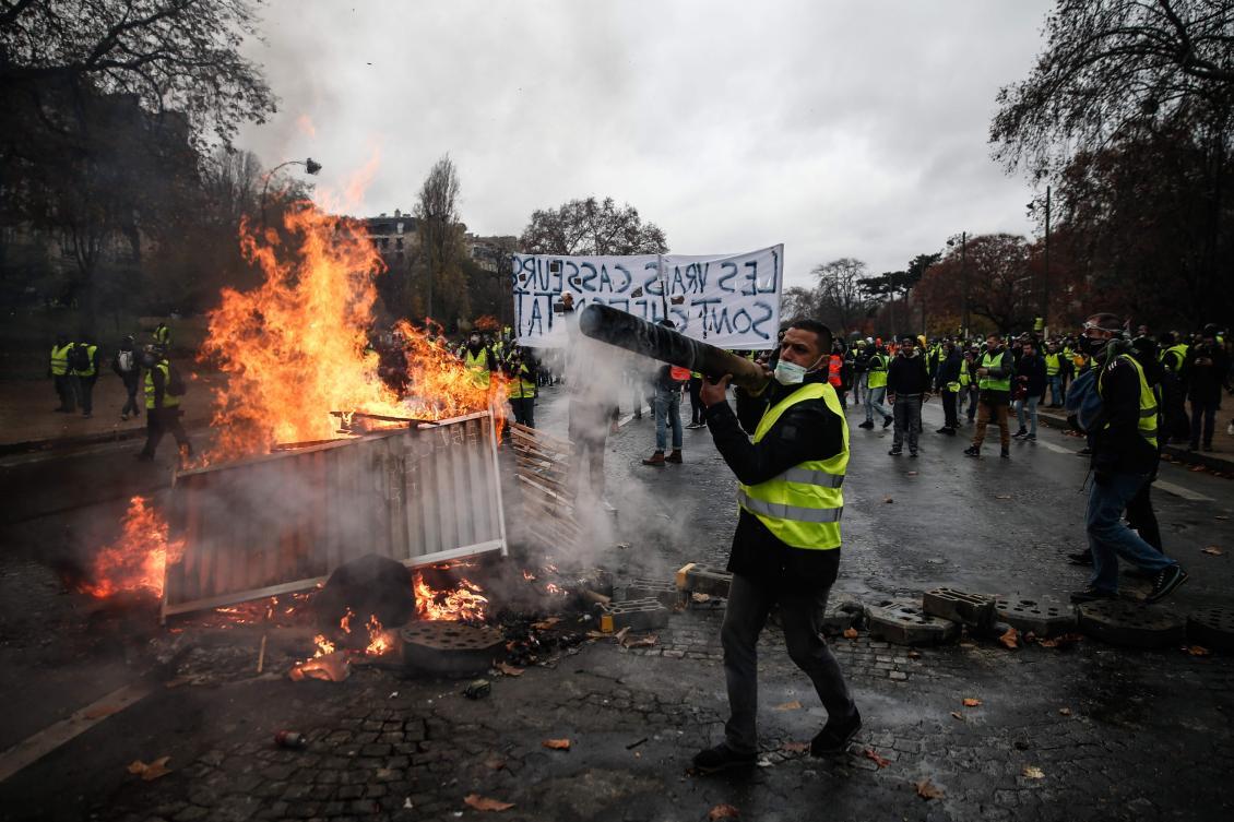 Γαλλία: Νέοι, φτωχοί και χωρίς ποινικό μητρώο το προφίλ των «κίτρινων γιλέκων»