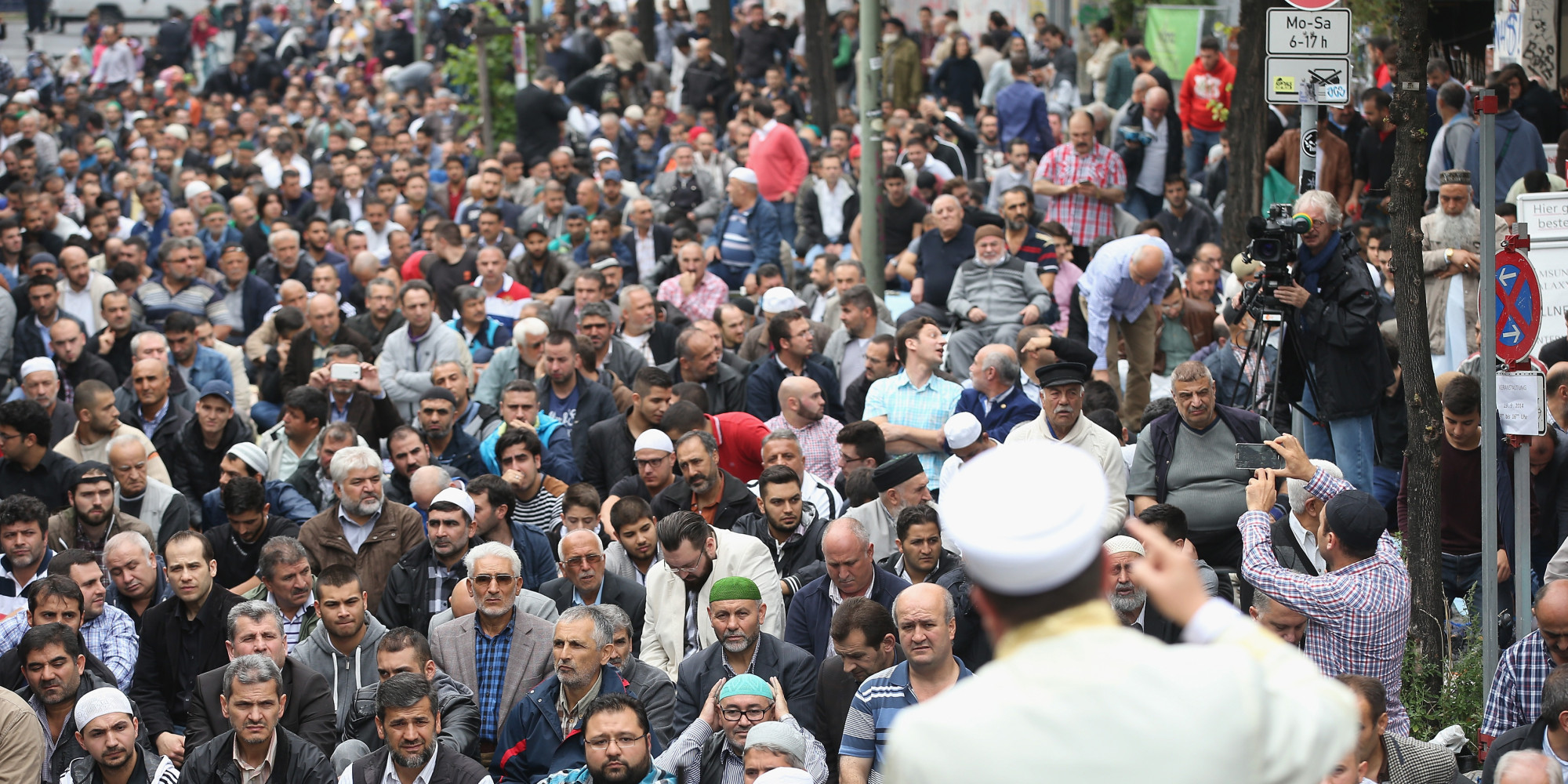 «Πολύ» πολιτισμός: Μουσουλμάνοι στη Γερμανία φωνάζουν ρυθμικά το όνομα του Χίτλερ ενώ χαιρετούν ναζιστικά