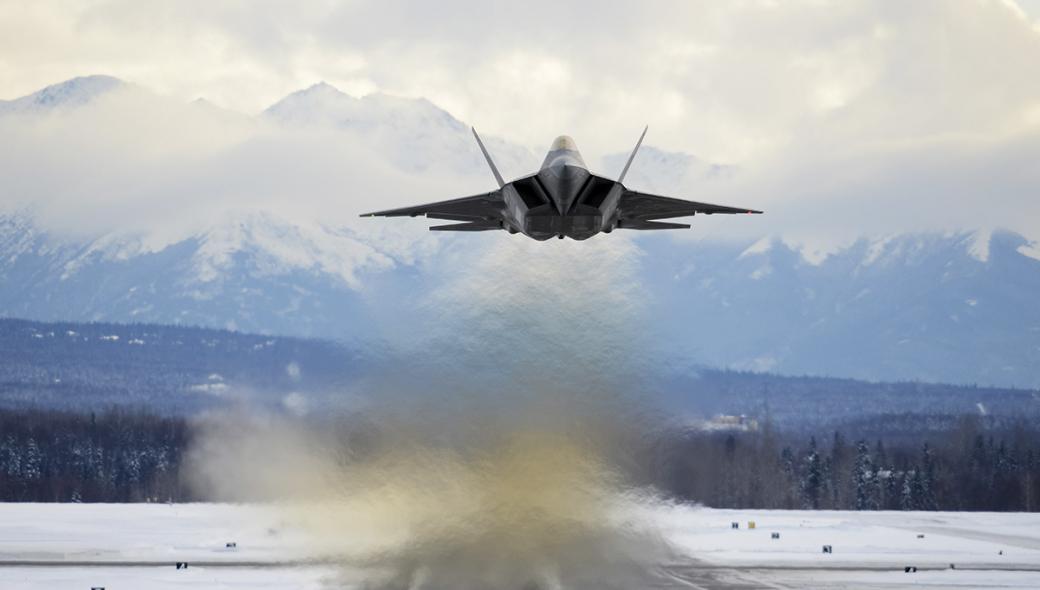 F-22 Raptor: Εντυπωσιακές προσγειώσεις σε χιονισμένο αεροδρόμιο (βίντεο)