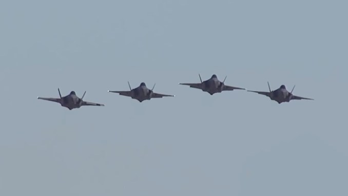 Εντυπωσιακή εναέρια λήψη μαχητικών F-35A της USAF