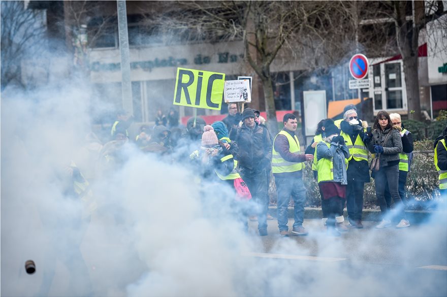 Κίτρινα γιλέκα: «Μακρόν παραιτήσου» φώναζαν εν μέσω συγκρούσεων