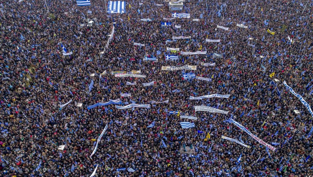 «Ελληνες ξεσηκωθείτε»: Το σκίτσο που «γκρέμισε» το ίντερνετ – «Επί ποδός πολέμου» όλη η χώρα για την Μακεδονία