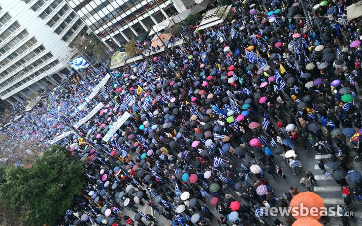 Σύνταγμα: «Μη φύγει κανείς, μουσκεμένοι ως το κόκκαλο»