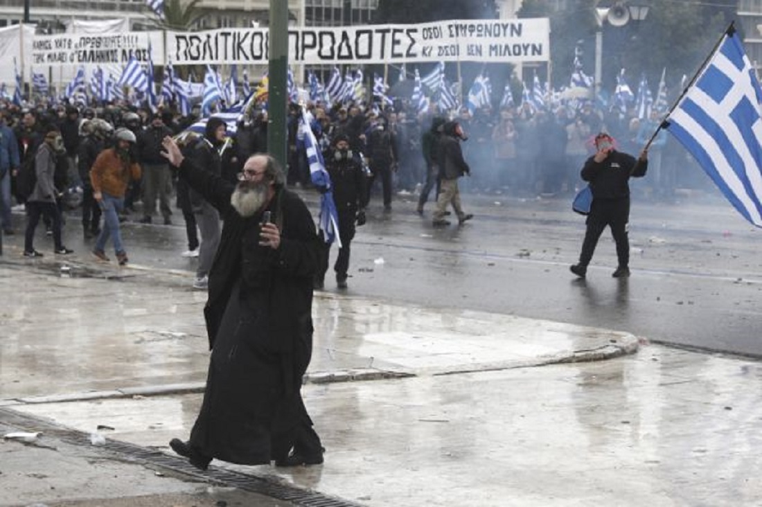 Σύνταγμα: Ρασοφόρος τα βάζει… με τα ΜΑΤ (φωτο)