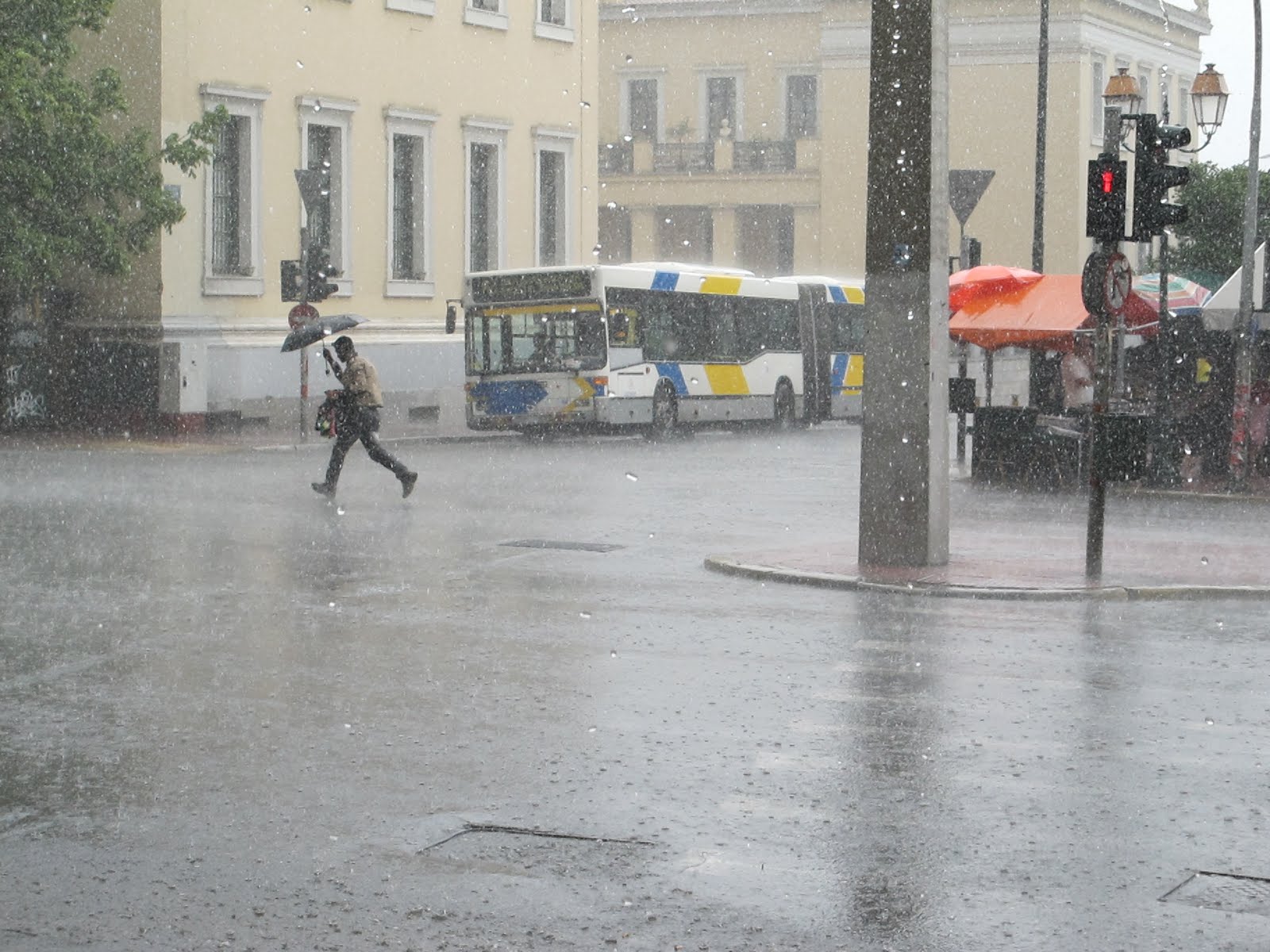 Σύνταγμα: Οι καταρρακτώδεις βροχές αντίπαλος του συλλαλητηρίου για τη Μακεδονία (βίντεο)