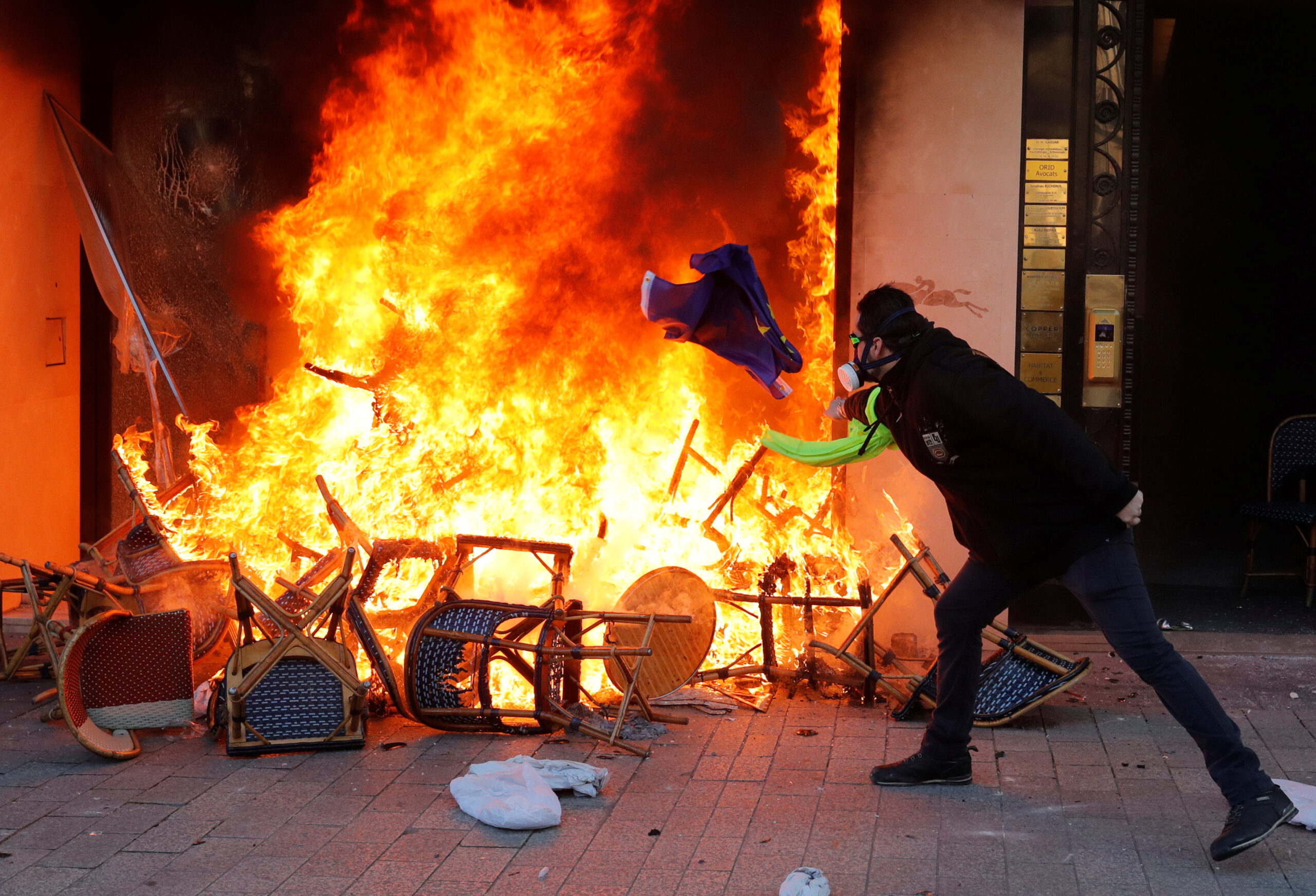 Παρίσι: Πεδίο μάχης τα Ηλύσια – «Επανάσταση» φώναζαν οι διαδηλωτές