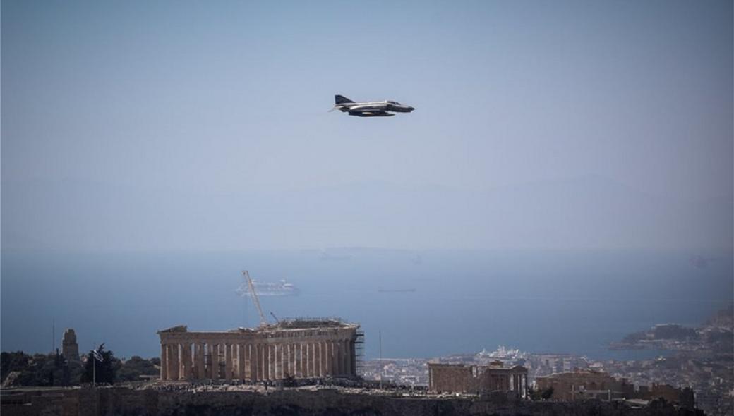 Τα επιβλητικά μαχητικά αεροσκάφη πετούν πάνω από την Αθήνα και δημιουργούν εντυπωσιακές εικόνες (φωτο)