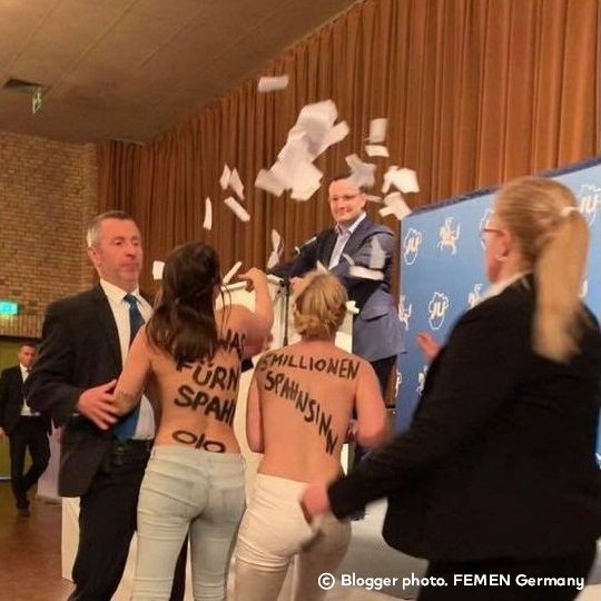 Γερμανία: Εισβολή γυμνόστηθων FEMEN στην ομιλία του Γερμανού υπουργού Οικονομικών