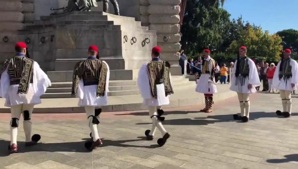 Ρίγη συγκίνησης και υπερηφάνειας – Εντυπωσιακή η παρέλαση των Ευζώνων στην Αδελαΐδα (βίντεο)