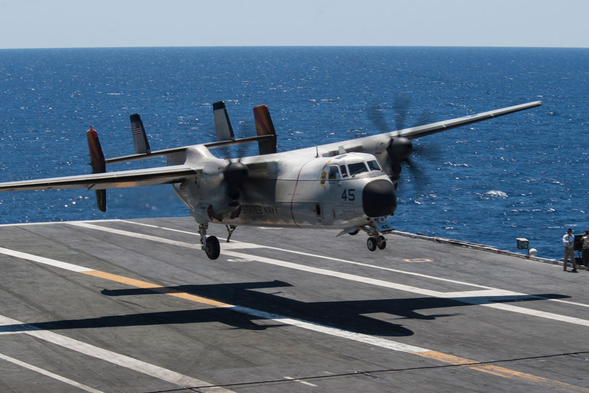 Ζεύγος «Grumman C-2A» των ΗΠΑ απογειώθηκαν από τη Σούδα για το αεροπλανοφόρο «Abraham Lincoln» (φώτο)