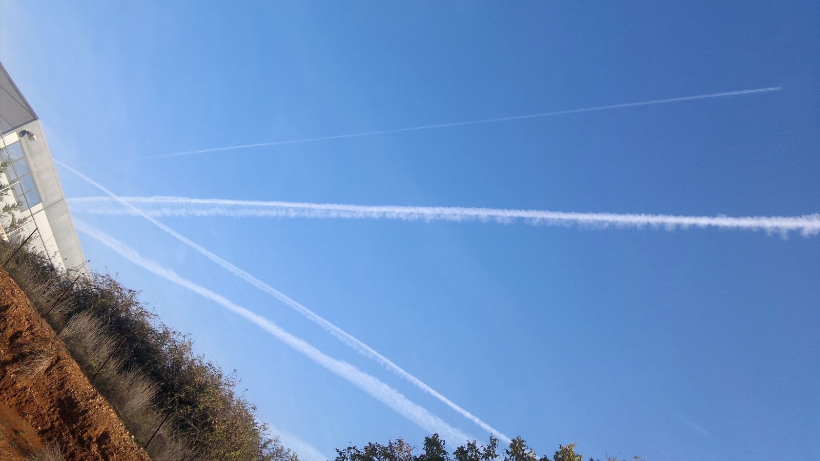 Το ξέρατε; – Πότε άρχισε ο κόσμος να φοβάται ότι μας ψεκάζουν; (φωτο)