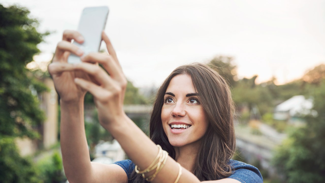 Οι selfies έχουν προκαλέσει πέντε φορές περισσότερα θύματα σε σχέση με τις επιθέσεις καρχαριών σύμφωνα με έρευνα