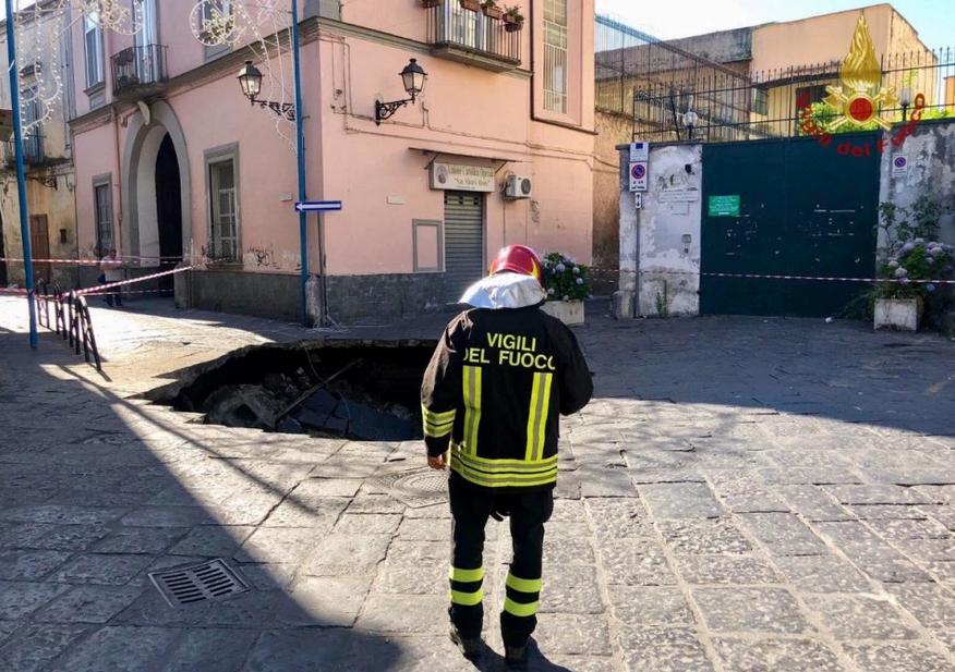 Απορριμματοφόρο έπεσε σε τεράστια τρύπα βάθους 12 μέτρων στη Νάπολη (βίντεο-φωτο)