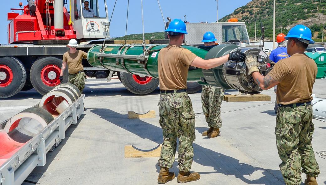 Το υποβρύχιο των ΗΠΑ USS Olympia (SSN-717) στη Σούδα – Φορτώνει τορπίλες mk46 (φωτό)