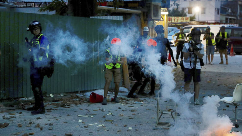 Χονγκ Κονγκ: Δείτε με ποιο τρόπο εξουδετερώνουν α δακρυγόνα οι διαδηλωτές