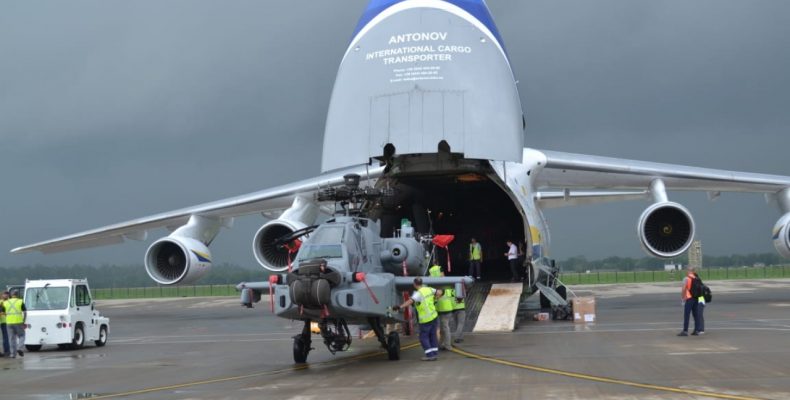 Στην Ινδία τα 4 πρώτα επιθετικά ελικόπτερα AH-64E Guardian