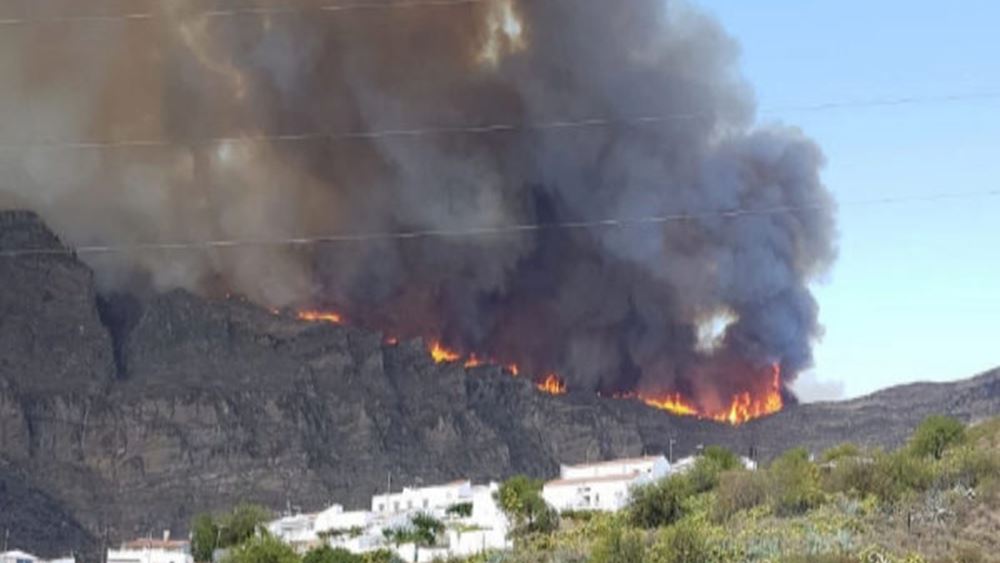 Aνεξέλεγκτη τροπή πήρε φωτιά στην Γκραν Κανάρια – Απομακρύνθηκαν 4.000 άνθρωποι