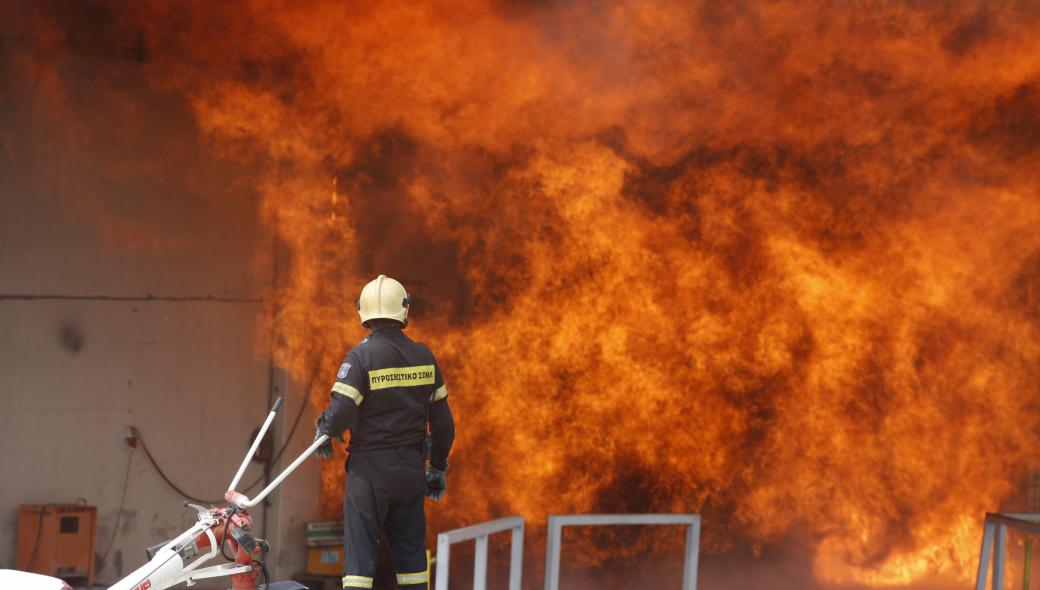 Λάρισα: Κάηκε εργοστάσιο από πυρκαγιά σε χαμηλή βλάστηση (βίντεο-φωτο)