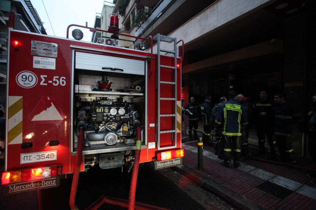 Τραγωδία στο Μενίδι: Aνασύρθηκε ένας νεκρός από πολυκατοικία που κάηκε