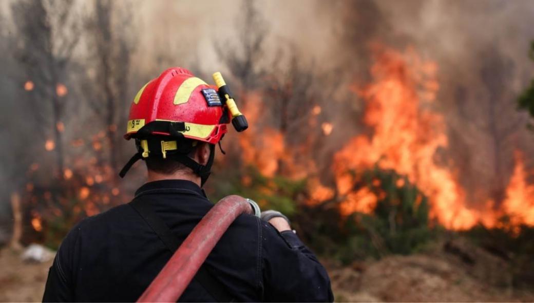 Ηράκλειο: Τραυματίστηκε πυροσβέστης σε επιχείρηση κατάσβεσης φωτιάς