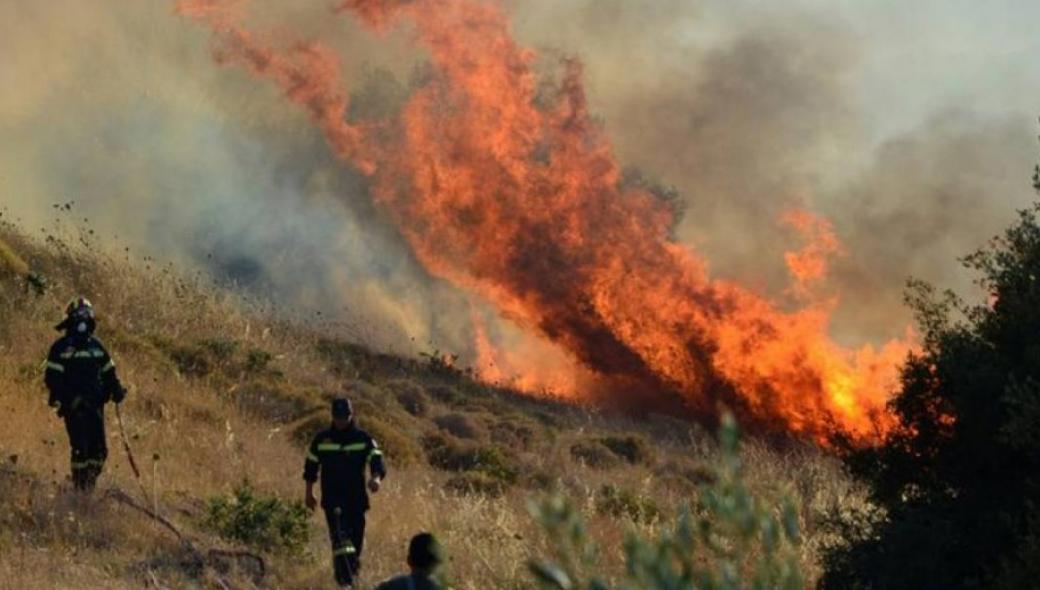 Φωτιά στη Ζάκυνθο: Έφτασε στο χωριό Κερί – Εκκενώθηκαν σπίτια και ξενοδοχείο (βίντεο-φώτο)