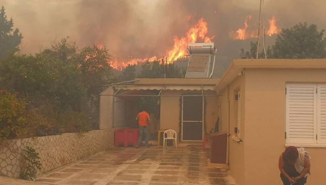 Καίγονται σπίτια στο Κερί – Δεν πετούν τα αεροσκάφη λόγω των ανέμων