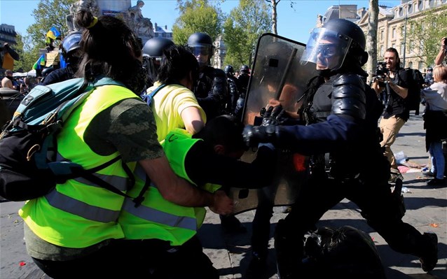 Γαλλία: Αποδυναμώθηκαν αλλά δεν ηττήθηκαν τα κίτρινα γιλέκα – Τι λένε γερμανικά δημοσιεύματα