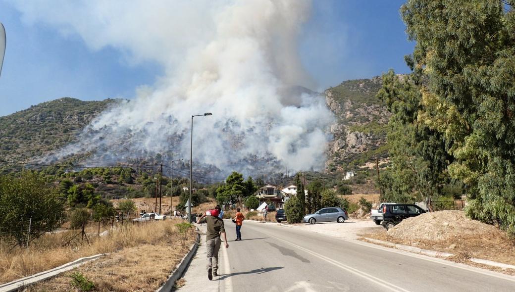 Φωτιά στο Λουτράκι: Διακοπή κυκλοφορίας σε αρκετά σημεία – Δείτε σε ποια