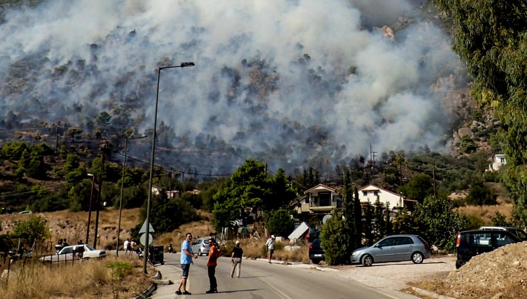 Συνεχίζει να καίει ανεξέλεγκτη η φωτιά στο Λουτράκι – Βελτιωμένη η κατάσταση σήμερα σύμφωνα με την πυροσβεστική