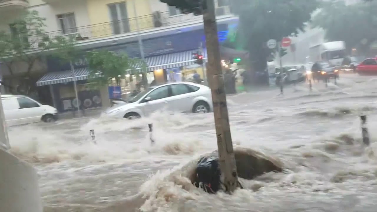 Θεσσαλονίκη: Εγκλωβισμένοι οδηγοί από την κακοκαιρία (βίντεο)