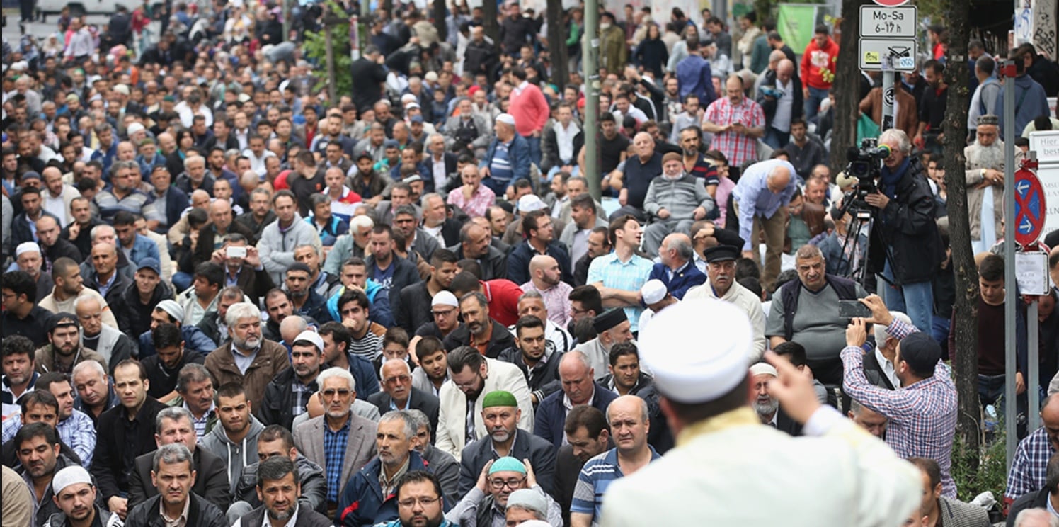 Βίντεο-σοκ: Γερμανίδα δακρύζει αντικρίζοντας παρέλαση εκατοντάδων μουσουλμάνων στην πατρίδα της