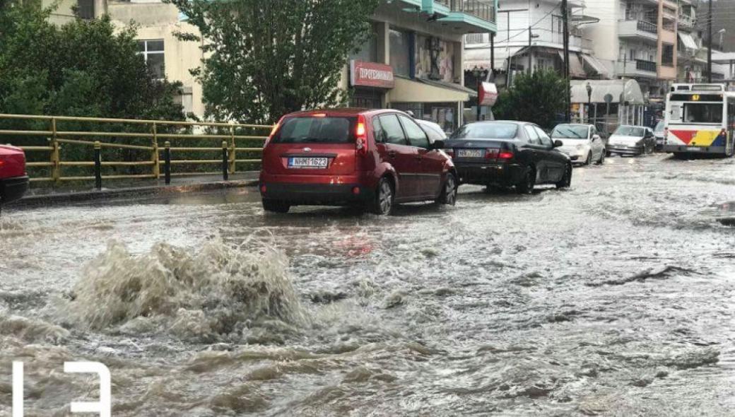 Θεσσαλονίκη: «Πλημμύρισαν» οι δρόμοι από την βροχή – Σφοδρή η κακοκαιρία (βίντεο)