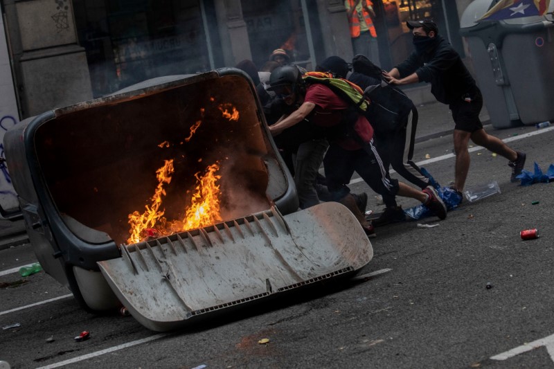 Βαρκελώνη: Όλη νύχτα κράτησαν τα επεισόδια μεταξύ αστυνομικών και διαδηλωτών (βίντεο)