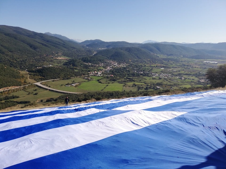 «Απλώθηκε» η μεγαλύτερη γαλανόλευκη σημαία δίπλα στο ιστορικό «ΟΧΙ» (βίντεο)